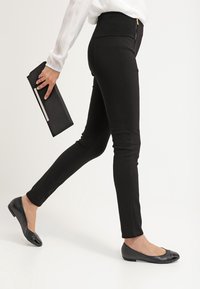 Guess Tygbyxor - black