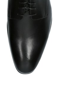 Czarne skórzane buty eleganckie z gładkim, błyszczącym wykończeniem, z wydłużonym noskiem i tradycyjnym zapięciem na sznurówki.