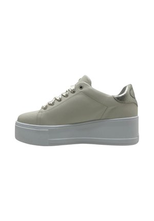 Sneaker beige con suola platform spessa bianca, linguetta sul tallone in argento metallizzato e lacci beige, vista laterale su sfondo bianco.