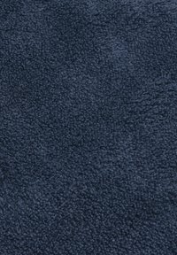 Tessuto soffice di un blu navale con una superficie morbida e testurizzata, simile a un tessuto peluche. Presenta fibre dense per calore e comfort.