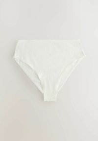 Hoge taille, lichtcrème katoenen onderbroek met een soepele textuur, voorzien van zachte elastische randen en minimale stikdetails.