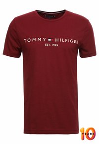 Bordeaux bomulds t-shirt med korte ærmer, rund hals og fremtrædende "TOMMY HILFIGER EST. 1985" logo på forsiden.