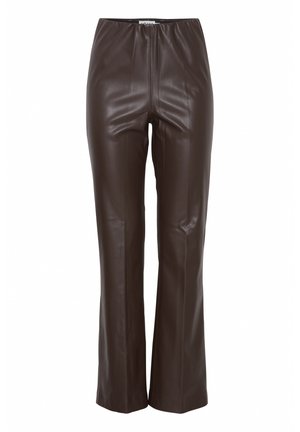 Hnědé kalhoty z umělé kůže s hladkým povrchem, elastickým pasem a přiléhavým střihem, který se mírně rozšiřuje u kotníků.