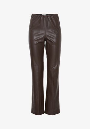 Hnědé kalhoty z umělé kůže s hladkým povrchem, elastickým pasem a přiléhavým střihem, který se mírně rozšiřuje u kotníků.