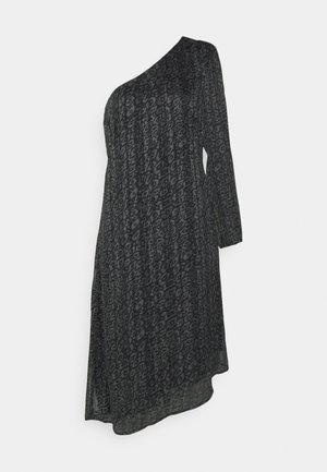 Ασύμμετρο μαύρο φόρεμα με έναν μακρύ μανδύα. Διαθέτει υφή σε όλη την επιφάνεια και φαρδιά, μήκους γόνατος ποδόγυρο.