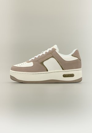 Baskets basses avec panneaux beige et blanc, détails perforés, lacets blancs, semelle épaisse blanche, et logo "REPLAY" sur le côté.