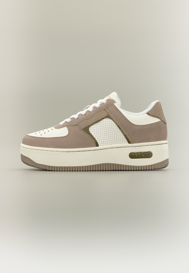 Baskets basses avec panneaux beige et blanc, détails perforés, lacets blancs, semelle épaisse blanche, et logo "REPLAY" sur le côté.