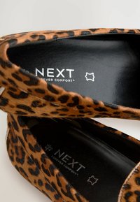 Mocassini con stampa leopardo, con parte superiore texturizzata, interno nero e marchio "NEXT FOREVER COMFORT". Punta arrotondata e design slip-on.