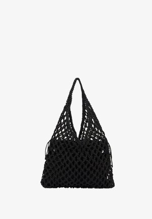 Schwarze gehäkelte Tasche mit einer breiten, dreieckigen Form und doppelten Griffen. Verfügt über ein strukturiertes offenes Muster und einen stabilen Boden.