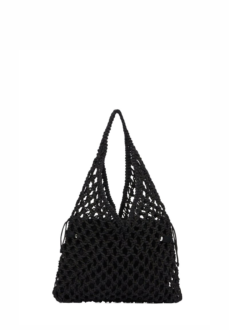 Zwarte gehaakte tas met een brede, driehoekige vorm en dubbele handvatten. Beschikt over een gestructureerd open patroon en een solide bodem voor stabiliteit.