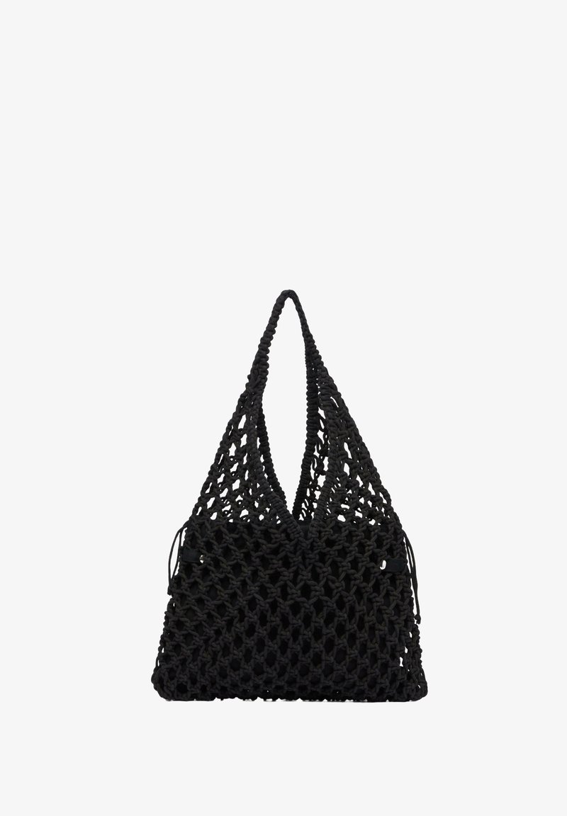 Zwarte gehaakte tas met een brede, driehoekige vorm en dubbele handvatten. Beschikt over een gestructureerd open patroon en een solide bodem voor stabiliteit.