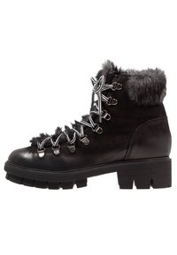Botas de invierno negras con adornos de piel, parte superior de cuero y suela robusta. Presentan herrajes de metal y cordones decorativos con cuerdas blancas y negras.
