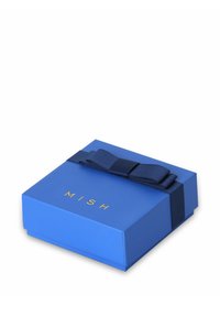 Blaues Geschenkpaket mit einer glatten Oberfläche und glänzender Oberfläche, verziert mit einem dunkelblauen Band und goldgeprägtem Text, der "MISH" lautet.