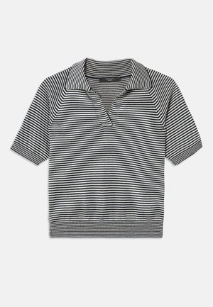 Polo à manches courtes rayé en noir et blanc avec une texture douce, doté d'un col rabattu et d'un ourlet côtelé.