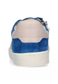 Sneaker blu in suede con una cappetta tallone in pelle beige, suola bianca texturizzata e dettaglio con zip argentata sul retro. Design liscio e vivace.