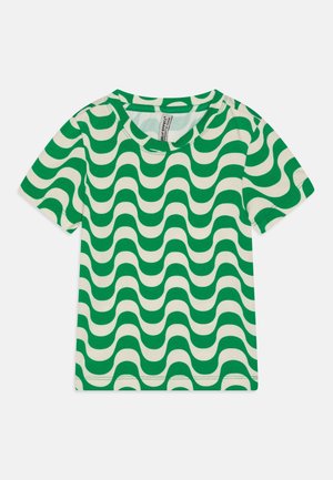 Kurzärmeliges Kinder-T-Shirt mit grünen und weißen wellenförmigen horizontalen Streifen und rundem Halsausschnitt vor weißem Hintergrund.