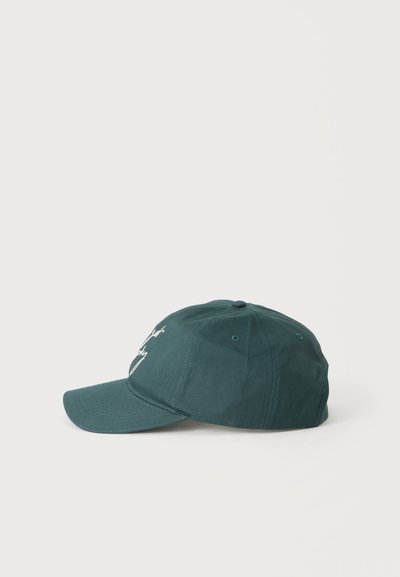 Casquette de baseball vert foncé avec une visière incurvée et un texte blanc brodé sur le devant, vue de côté sur un fond blanc uni.