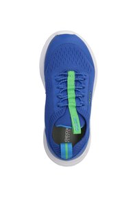 Zapatilla deportiva azul con parte superior de malla transpirable, detalles en verde, cordones elásticos y suela blanca. Diseño simple y aerodinámico.
