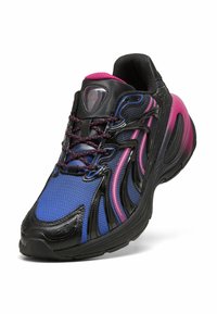 Sportskor i blått och svart med rosa detaljer. Har en strukturerad mesh-övre, slank design och gummisula med synlig dämpning.