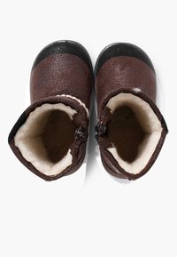 Botas de cuero marrón con un exterior texturizado, suelas de goma negra y un interior suave. Cuentan con un cierre de cremallera en el lado.