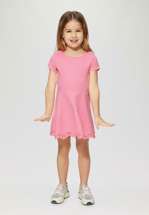 Rosa Kurzarmkleid aus strukturiertem Stoff mit einem ausgestellten Rock, versehen mit einem gewellten Saum und Ausschnitten. Eng an der Taille anliegend.
