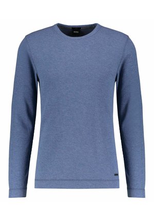 Sweter z długim rękawem i okrągłym dekoltem, wykonany z niebieskiego dzianego materiału o strukturze, z małą czarną metką marki przy dolnym brzegu.