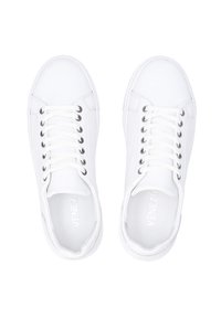 Hvide snørresneakers med en glat læderoverflade, rund tå og sølvfarvede snørehuller. Branding synlig på indersålen. Klassisk design.