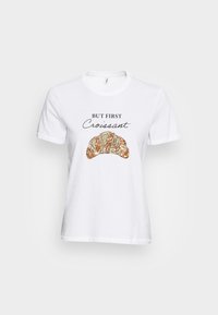 Vit bomullströja med texten "MEN FÖRST" och en paljettdekorerad croissantgrafik i guld och grönt. Kort ärm, rundad halsdesign.