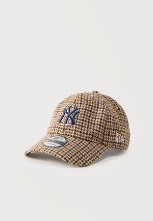 Barna hounds-tooth mintájú állítható baseballsapka, elöl hímzett tengerészkék New York Yankees logóval és fehér New Era logóval az oldalon.
