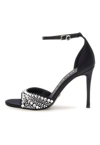 Sandal in satin nero con tacco alto e cinturino alla caviglia, dotata di una fascia per le dita decorata con pietre brillanti in argento e strass trasparenti.