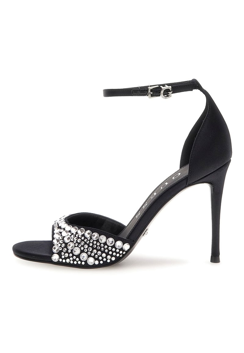 Sandal in satin nero con tacco alto e cinturino alla caviglia, dotata di una fascia per le dita decorata con pietre brillanti in argento e strass trasparenti.