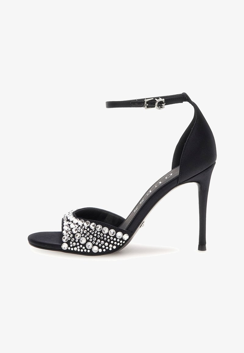 Sandal in satin nero con tacco alto e cinturino alla caviglia, dotata di una fascia per le dita decorata con pietre brillanti in argento e strass trasparenti.