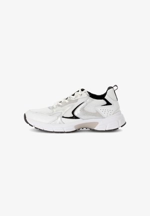 Witte sportschoen van mesh en synthetisch materiaal, met een gevoerde kraag, zwarte accenten en een rubberen zool met een gestructureerd profiel.