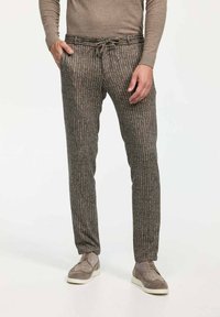 Grau gemusterte Hose mit Kordelzugbund, die vertikale Streifen in hellen und dunklen Tönen aufweist. Aus weichem, strukturiertem Stoff gefertigt.