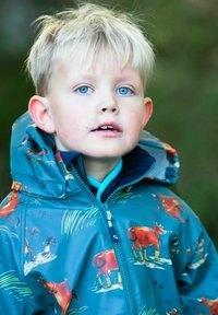 Teal vandafvisende jakke med hætte og farverigt dyretryk, der inkluderer køer, med lynlås foran og blød tekstur.