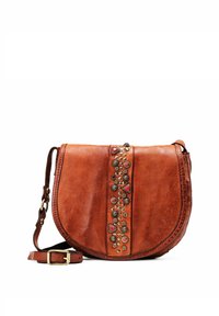 Borsa a tracolla in pelle marrone con cintura regolabile, caratterizzata da una striscia centrale decorata con borchie rosse e dorate.