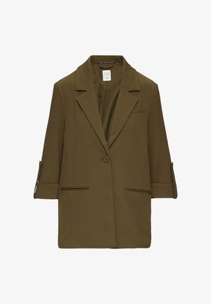 Oliivinvihreä bleiseri, jossa on jämäkkä muotoilu, viistot kaulukset, yksi napin suljenta, etutaskut ja kolmivartiset hihat, joissa on hihansuun yksityiskohtia.