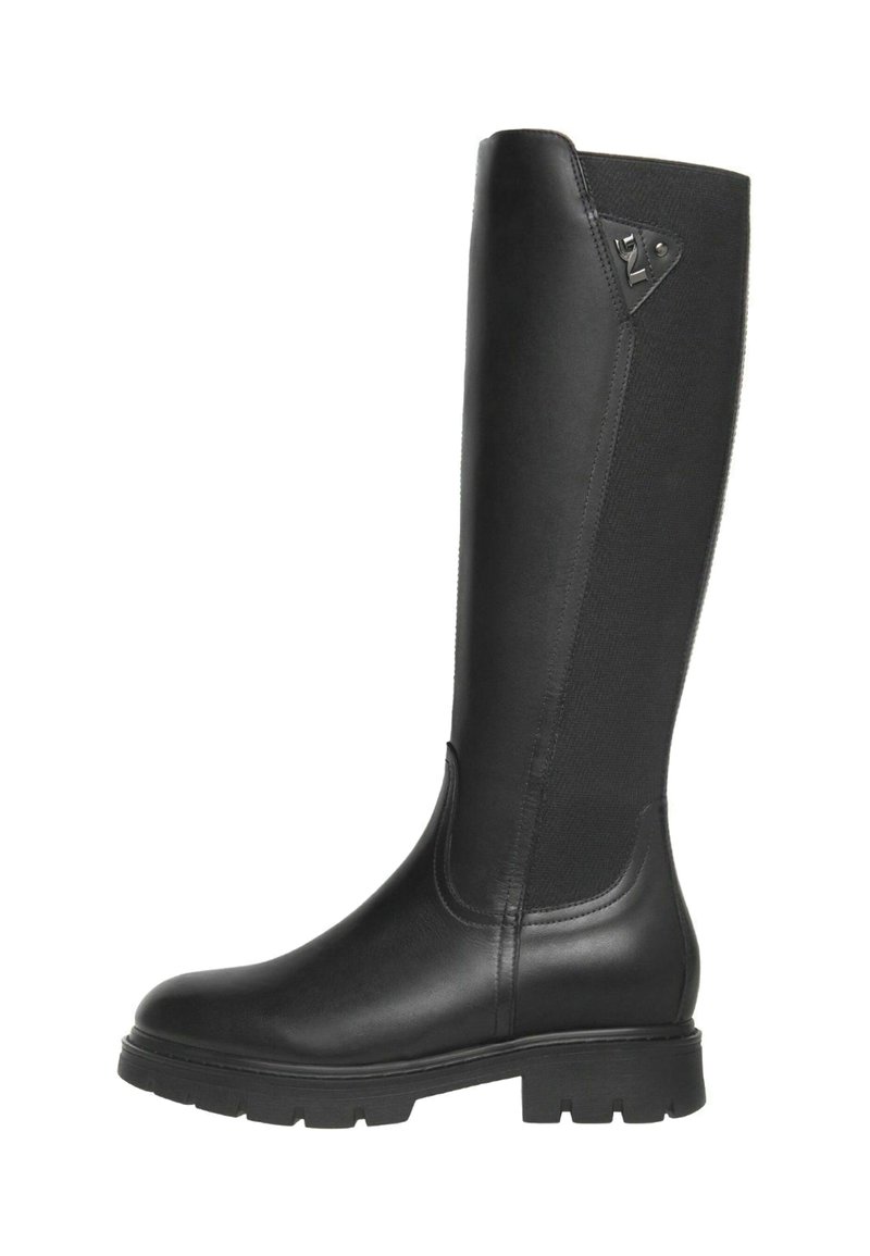 Bottes noires arrivant au genou avec un avant en cuir lisse et un dos en tissu texturé. Semelle robuste avec un épais motif et un détail en métal près du haut.