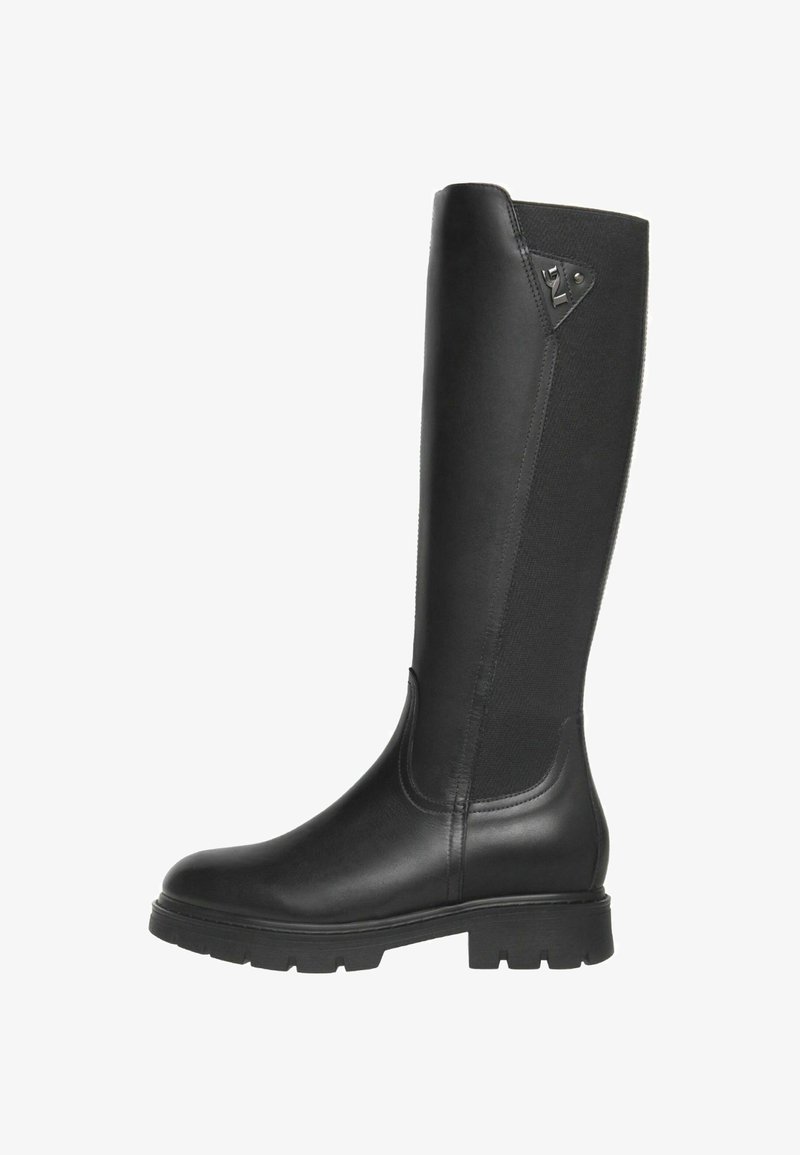 Bottes noires arrivant au genou avec un avant en cuir lisse et un dos en tissu texturé. Semelle robuste avec un épais motif et un détail en métal près du haut.