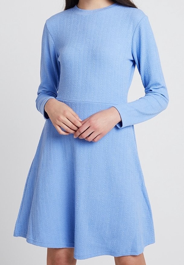 Robe bleu clair à manches longues avec un tissu texturé, un col rond et une forme en A, présentant un corsage ajusté et une jupe évasée.