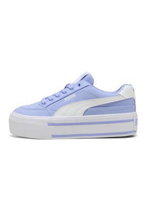 Baskets Puma basses violet clair avec semelle plateforme blanche épaisse, bande latérale blanche et lacets assortis sur fond blanc.