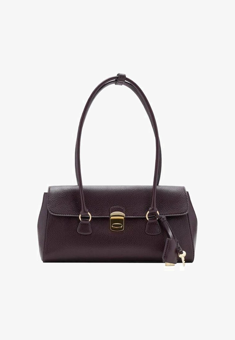 Donkerpaarse leren handtas met een gestructureerd ontwerp, dubbele handgrepen, gouden beslag en een platte klep met een sluiting en sleutelhangerdetail.