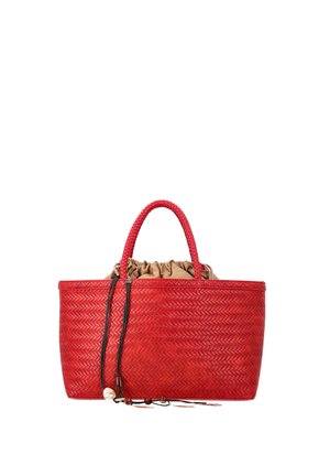 Rote gewebte Handtasche mit doppelten Griffen, beigem Stoffbeutel mit Kordelzug innen und dekorativen schwarzen Kordeln mit Perlen, die außen hängen.