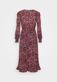 Robe midi à manches longues avec imprimé floral rouge et rose sur fond noir, taille cintrée, épaules bouffantes et ourlet à volants.