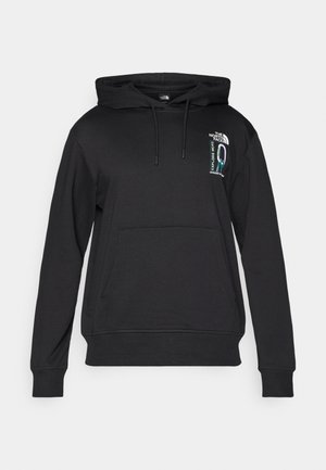 Zwarte sweater met lange mouwen, voorzien van een voorzak, koordjes en een klein kleurrijk logo met de tekst "The North Face Explore More" op de borst.