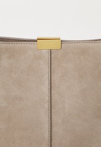 Tommy Hilfiger CASUAL SHOULDER BAG - Handtas - coastal taupe