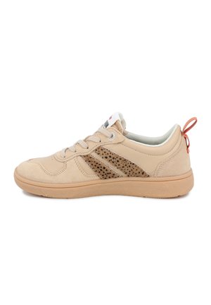 Baskets basses beige avec détails en suède et cuir, bandes latérales texturées tachetées, fermeture à lacets à l'avant, semelle en caoutchouc avec languette au talon.