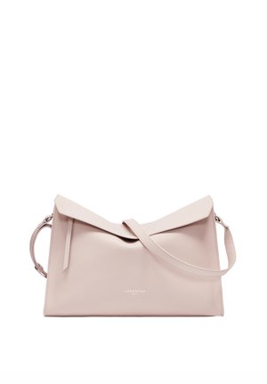 Helle rosa Lederhandtasche mit einem einzigartigen, winkligen Deckeldesign. Sie verfügt über einen abnehmbaren Schultergurt und dezente Logo-Details auf der Vorderseite.