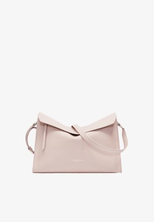 Helle rosa Lederhandtasche mit einem einzigartigen, winkligen Deckeldesign. Sie verfügt über einen abnehmbaren Schultergurt und dezente Logo-Details auf der Vorderseite.