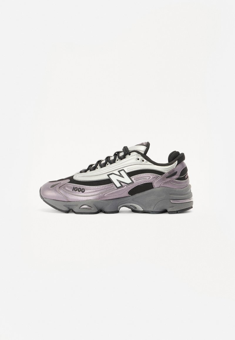 Chaussure de sport basse en argent, noir et violet avec le logo "N" et "1000" sur le côté, avec une semelle épaisse et des lacets noirs.